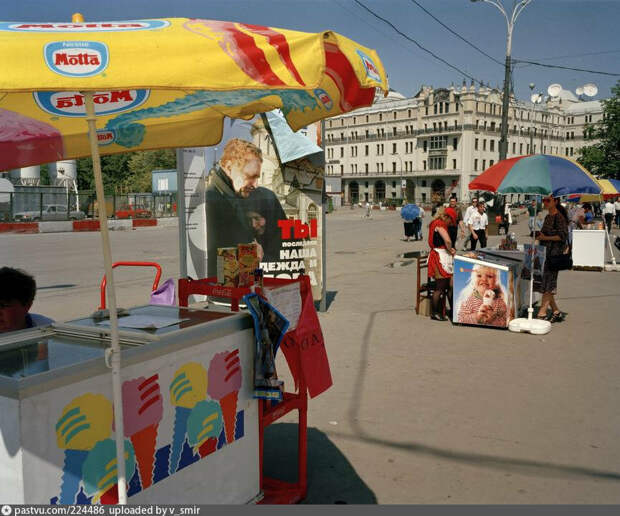 Трогательный плакат В.В. Жириновского на площади Революции в 1996 году. Кстати, девочка на лотке мороженного справа выглядит грозно.