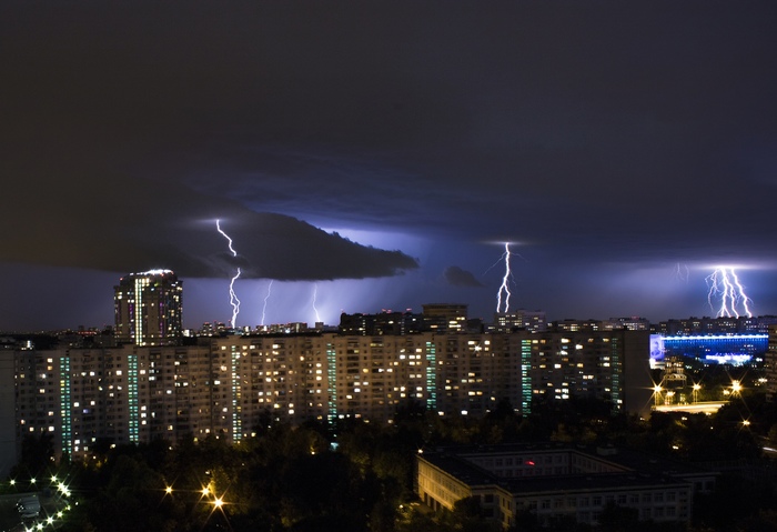 ⛈️ 7 эпичных фото и видео летних гроз в Москве