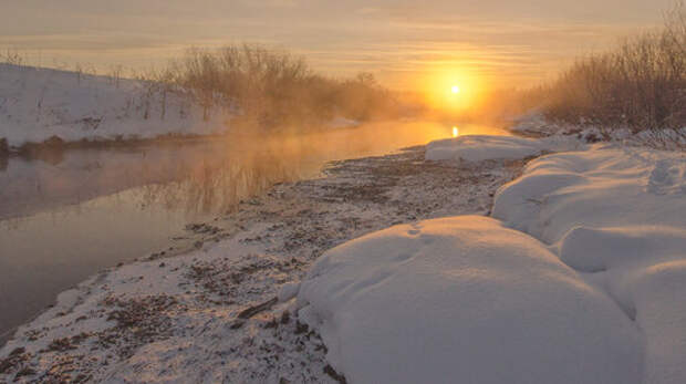 Красивые фото парящих зимних рек. Почему же они не замерзают?