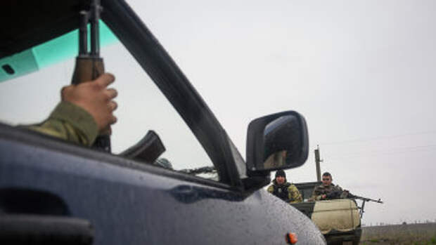 Украинские военные на джипах возле села Широкино
