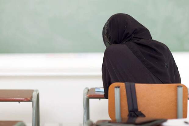 Студентка-мусульманка хотела натравить диаспору на педагога, но получила по заслугам. Хиджаб был отед неспроста