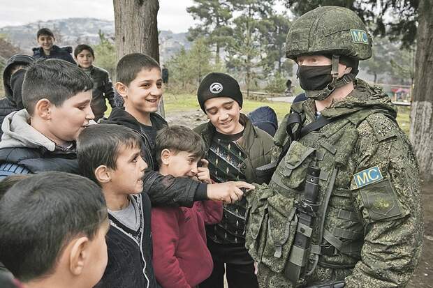 Для мальчишек в Карабахе российские миротворцы - безусловные герои и защитники. Фото: Валерий МЕЛЬНИКОВ/РИА Новости