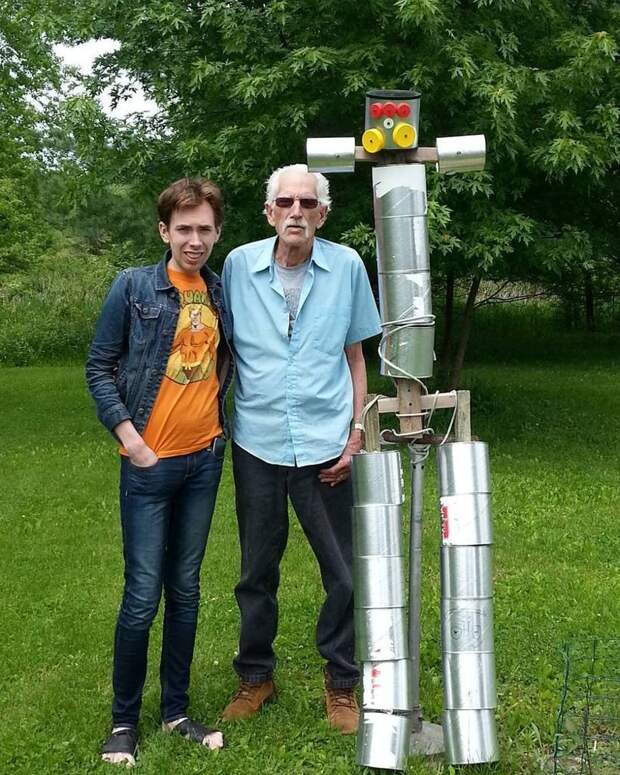 С дедом сделали робота... Неказистый, но работает! видео, дед, для внука, самоделки, своими руками, творчество