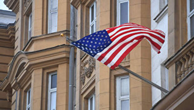 Государственный флаг США на фасаде здания посольства США в Москве