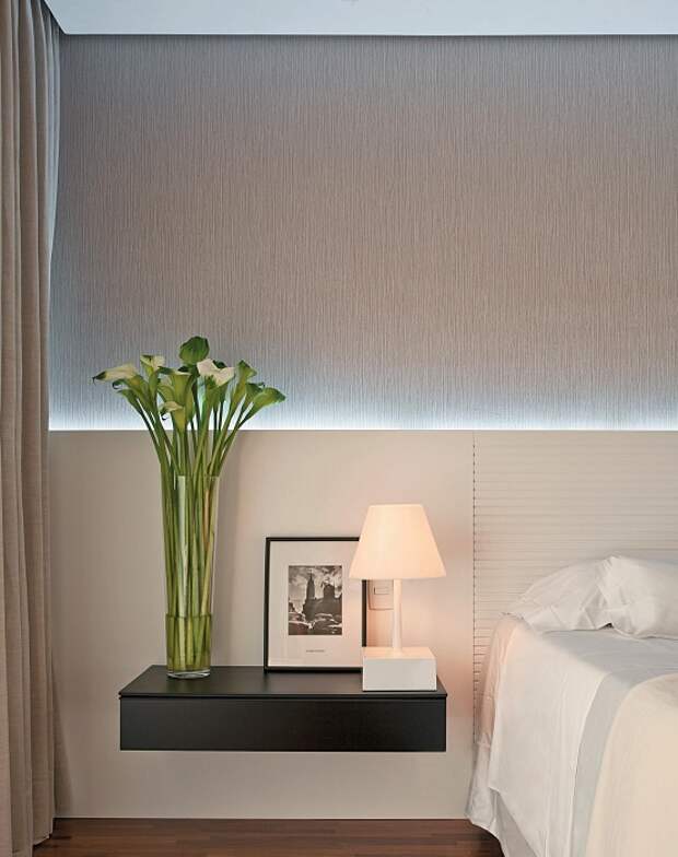 Интересный элемент - легкое ненавязчивое освещение в спальной, что создаст дополнительную легкость в декоре комнаты.