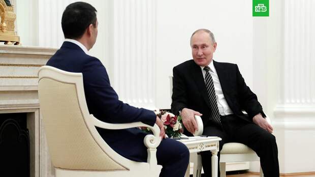 Путин и Жапаров обменялись мечами