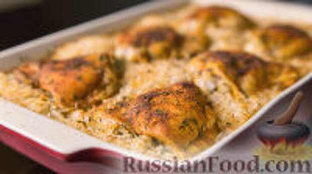 Фото к рецепту: Куриные бедрышки с рисом, в духовке
