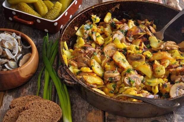 Шампиньоны с картошкой на сковороде