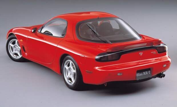 Японский спорткар Mazda RX-7.