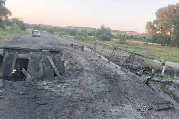 Один из поврежденных мостов через реку Сейм в Курской области / Телеграм-канал «SHOT» 📷