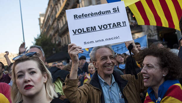 Сторонники независимости Каталонии во время акции протеста в Барселоне