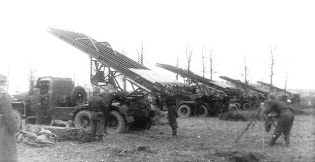 Батарея боевых машин БМ-13-16Н (шасси Studebaker US 6) готовиться к залпу. Солдат справа, работает с артиллерийской буссолью. СССР, война, история