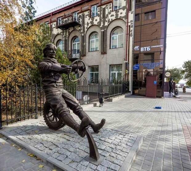 Это памятник автомобилисту в Волгограде Это памятник автомобилисту в Волгограде