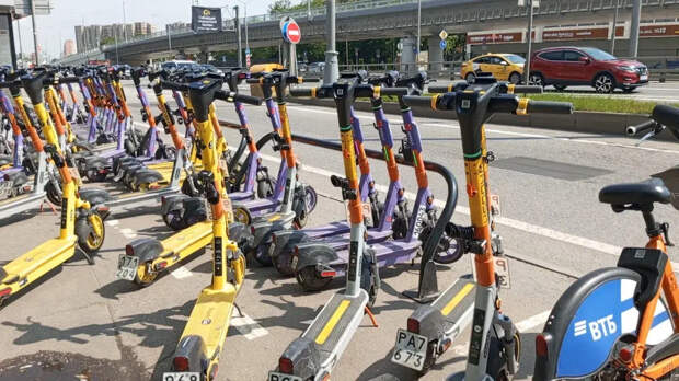 Самокатам готовят высылку из Петербурга: узкие тротуары города могут закрыть для транзита