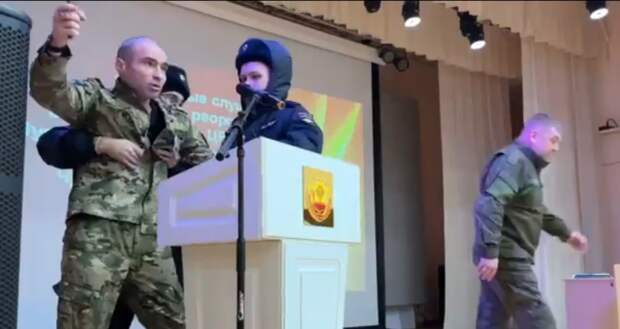 Люди выходят на трассу с обращением к Путину: Вот почему ветерана СВО погнали с трибуны