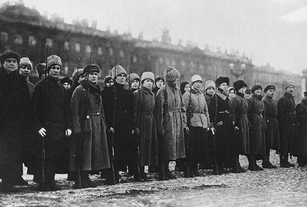 Женский революционный отряд перед отправой на фронт в 1918 году