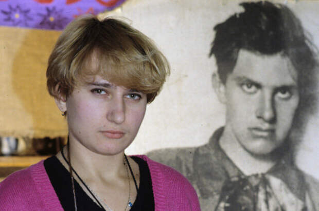 Елизавета Лавинская на фоне портрета знаменитого деда, 1996 год.