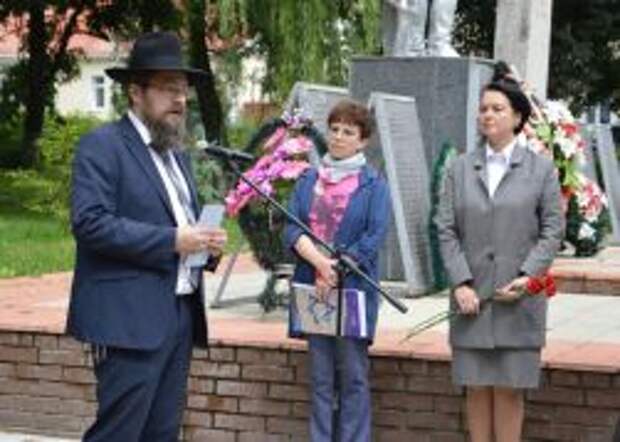 Раввин г. Орла Леви-Ицхак Шпендик выступает на открытии памятника жертвам расстрела в Погорельцево