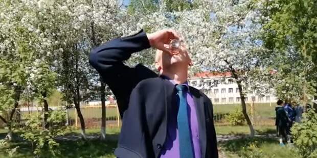 Кузбасский чиновник выпил воду с червяком, чтобы успокоить недовольных жителей