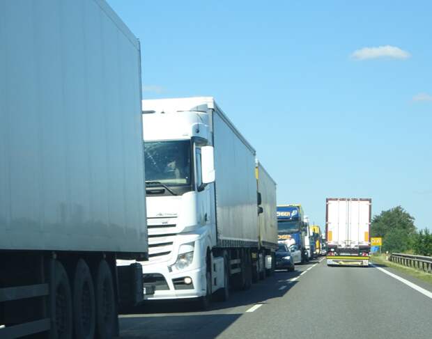 Очередь на границе между Россией и Латвией достигла 2,4 тысяч грузовиков