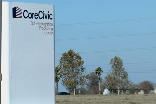 Многодетную семью из России четыре месяца держали под стражей в США