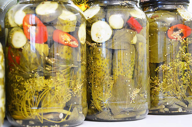 Фото к рецепту: Хрустящие маринованные огурцы на зиму, без стерилизации