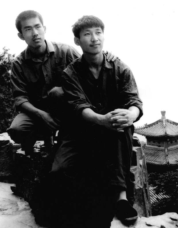 Председатель КНР Си Цзиньпин (справа) во время обучения в колледже в 1977 году