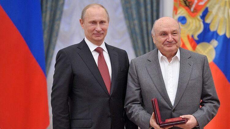 В мире стало меньше смеха. Над собой…