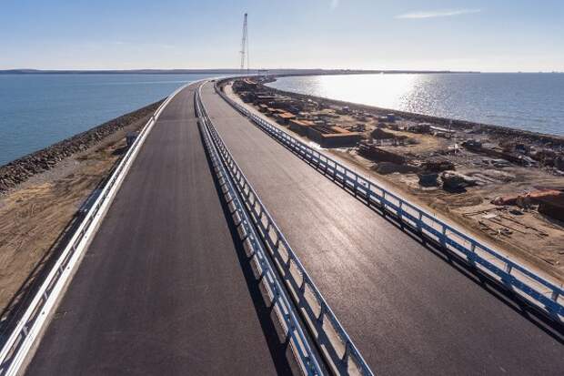 Автомобильное движение по Крымскому мосту было открыто в мае прошлого года. Фото: most.life