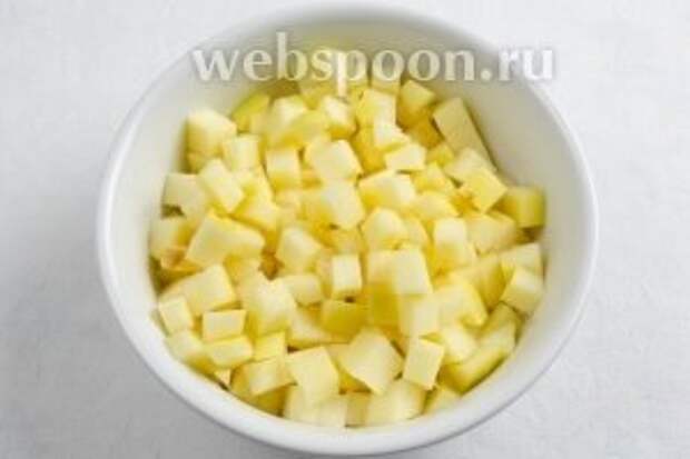 Айву вымыть. Нарезать кубиком. Взбрызнуть соком лайма.