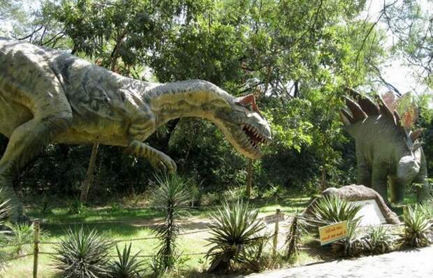 Динозавры жили в триасовом, юрском и меловом периоде мезозойской эры.