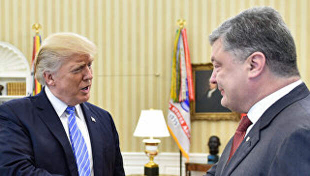 Президент Украины Петр Порошенко и президент США Дональд Трамп во время встречи. Архивное фото