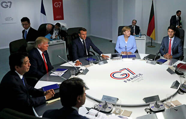 Лидеры стран-участниц G7 во время встречи в рамках ежегодного саммита