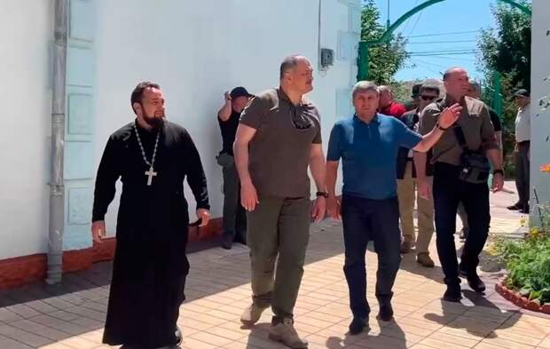 Меликов приехал в церковь и синагогу в Дербенте, на которые вчера напали боевики