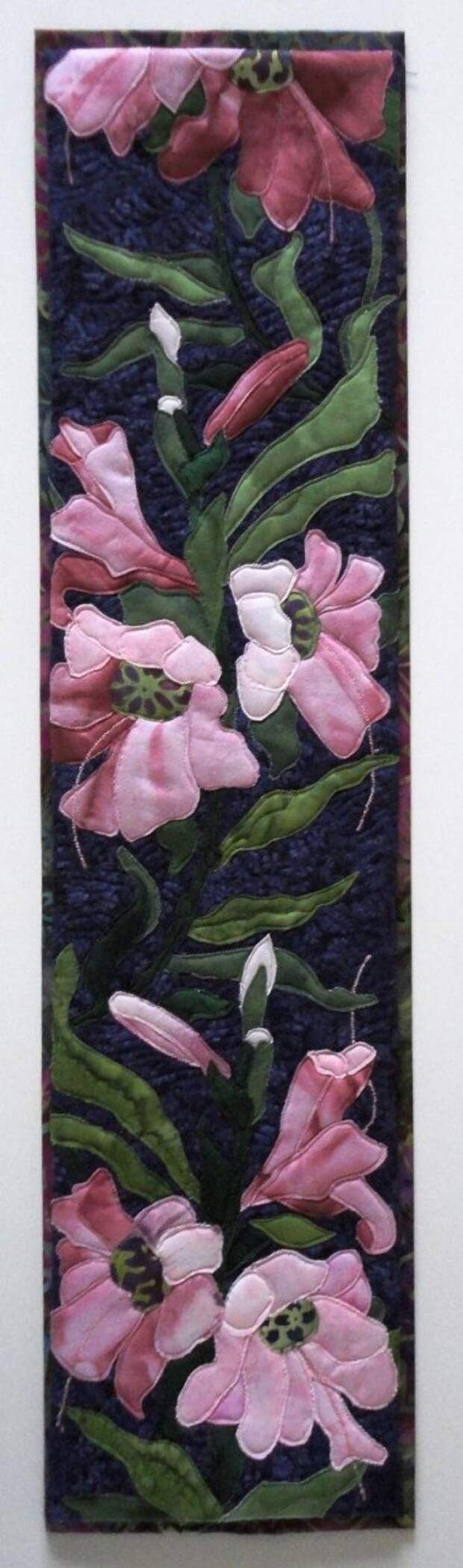 Beautiful pink flower quilted table runner: 