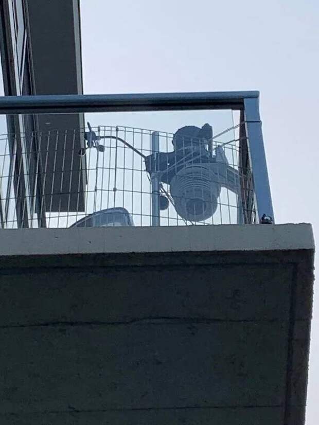 "Никак не могу понять, что за черт стоит на балконе моего соседа"