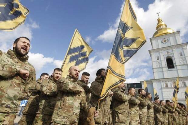 Members of the Azov movement shout slogans during the March of Patriots in Kyiv, March 2020. Sopa Images / SOPA Images/LightRocket via Gett Facebook зарабатывает на пропаганде "Нацкорпуса", обещав блокировать