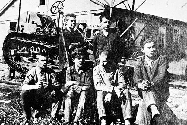 Комсомольцы у трактора, подаренного Лениным. 1922 год