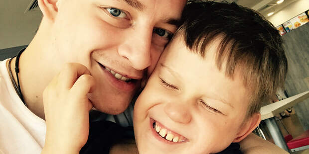 Актер Семен Шомин — о детях с невербальным аутизмом, родном брате и одиночестве, которое объединяет