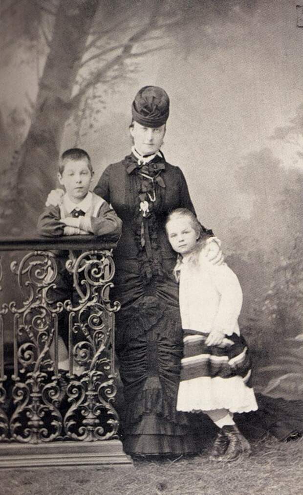 Светлейшая княгиня Е .М. Юрьевская с сыном и дочерью