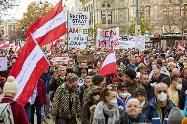 В Вене 35 тысяч человек вышли на акцию протеста против COVID-ограничений В Вене 35 тысяч человек вышли на акцию протеста против COVID-ограничений