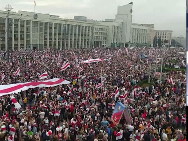 Протестующие заняли всю Площадь Независимости в Минске