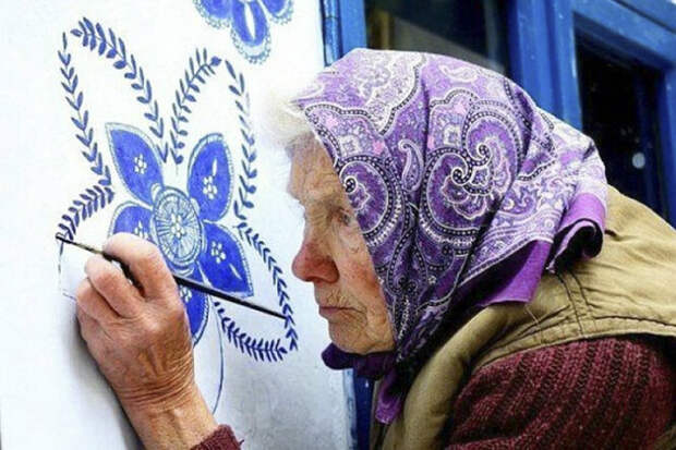 Эта 90-летняя бабушка каждый год расписывает дома жителей своей деревни