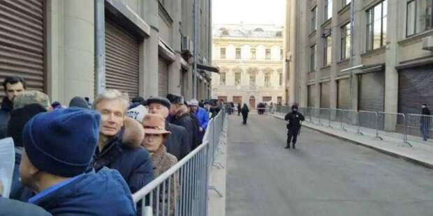 Возле приемной президента РФ В.В.Путина собралось около полтысячи москвичей. Граждане недовольны действиями властей