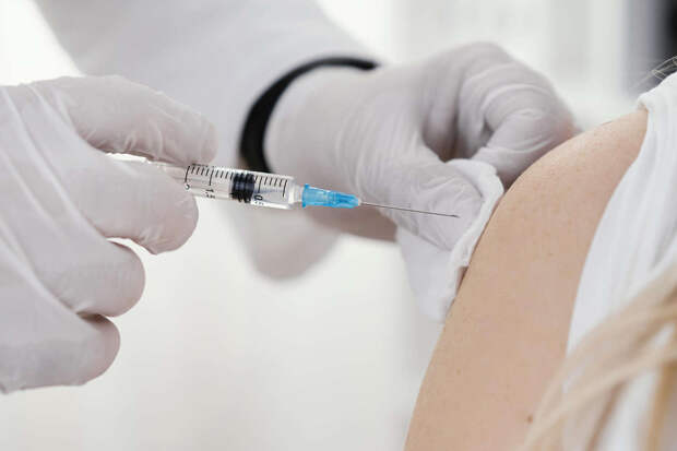 Врач Мирзонов призвал вакцинироваться, чтобы обезопасить здоровье