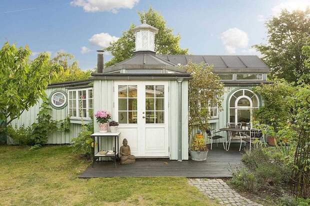 «Восьмиугольный» садовый домик с причудливой планировкой в Дании