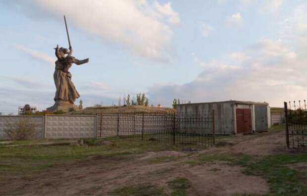 Знаменитые достопримечательности с неожиданно неприглядного ракурса (12 фото)