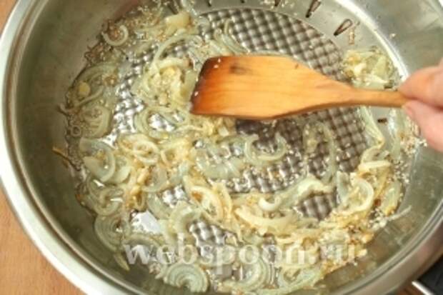 Разогреть сковороду с растительным маслом. Лук нарезать полукольцами и обжарить на масле добавив кунжут.