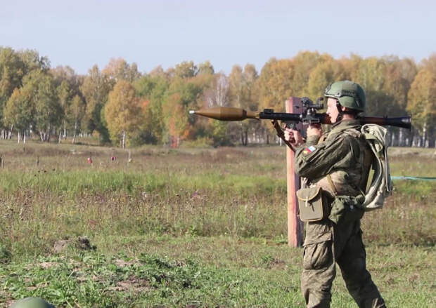В Кемеровской области расчеты гранатометчиков соединения Центрального военного округа поразили цели, имитирующие противника