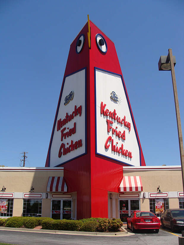 Ресторан KFC в форме цыпленка в Мариетте Ресторан KFC в форме цыпленка в Мариетте